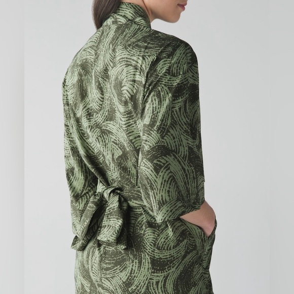 Lululemon Yoga Haven Kimono Mini Wavy Desert Olive Fatigue Green Cardigan EUC 10 - Picture 4 of 12